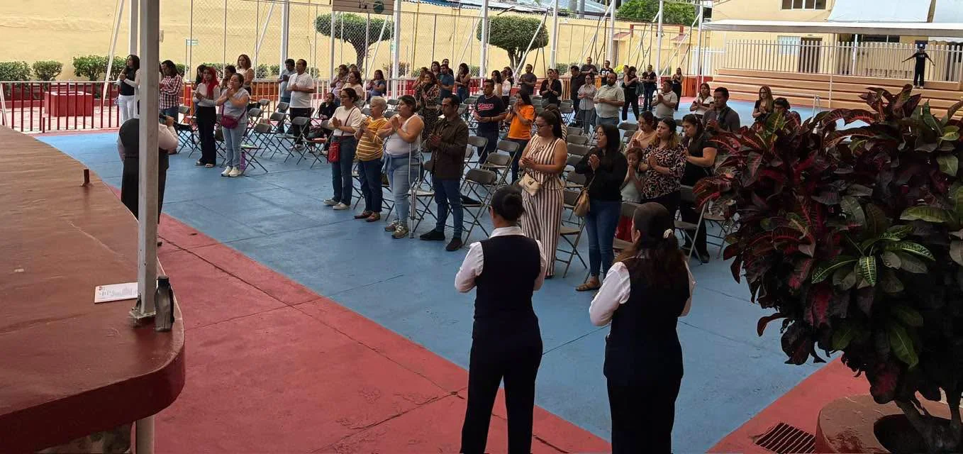 Padres de familia participando en una actividad del Colegio Guadalupe