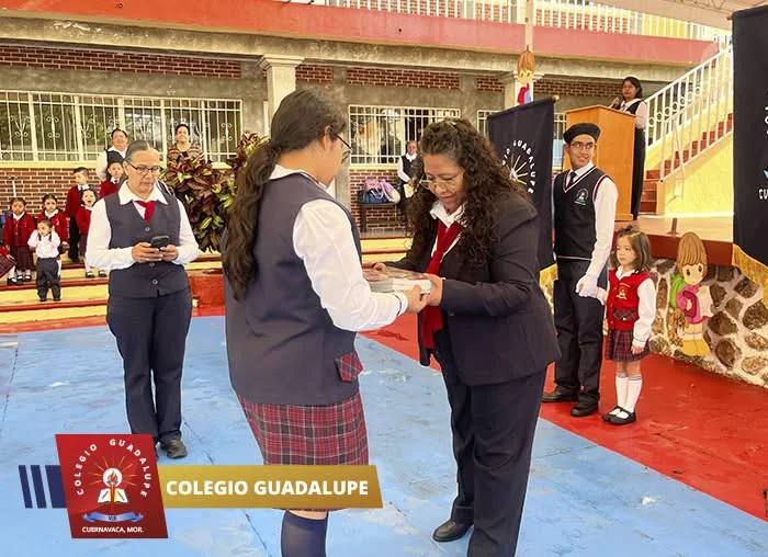 Alumna de secundaria del Colegio Guadalupe en ceremonia de reconocimiento